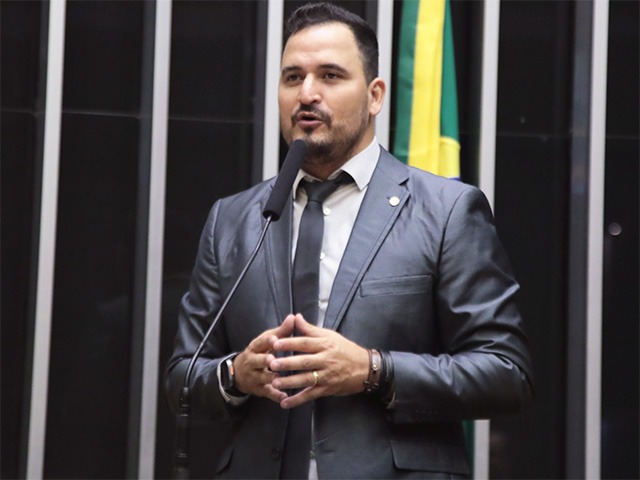 Rafael Fera vai contra oposição e vota sozinho em projeto na Câmara