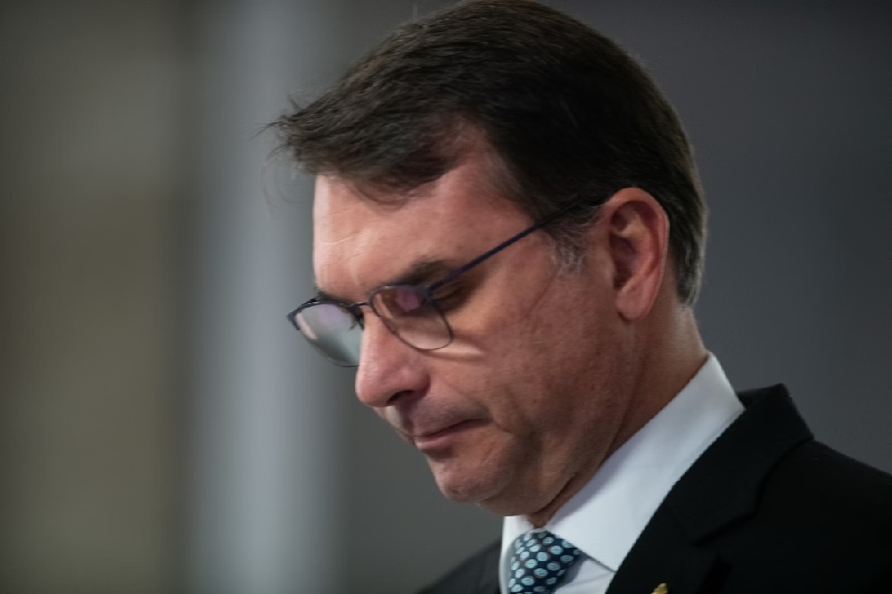 Flávio se pronuncia após condenação do pai no STF: "Querem matar Bolsonaro"