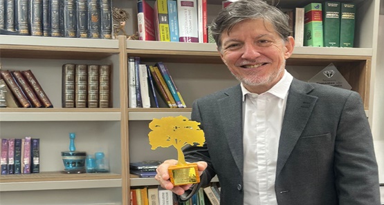 Desembargador Monico recebe troféu do Prêmio Jurisprudência Ambiental 2024

