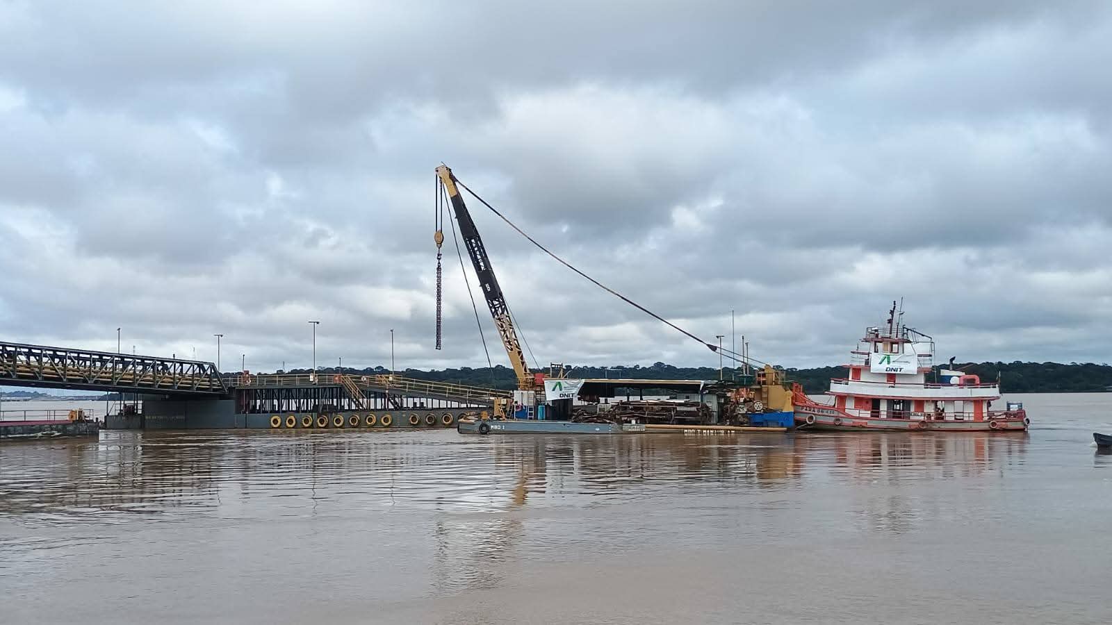Levada para Manaus, plataforma do Cai N’Água está do mesmo jeito que saiu
