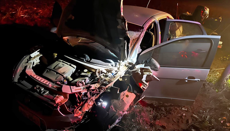 Colisão frontal entre moto e carro deixa dois homens mortos a caminho do trabalho