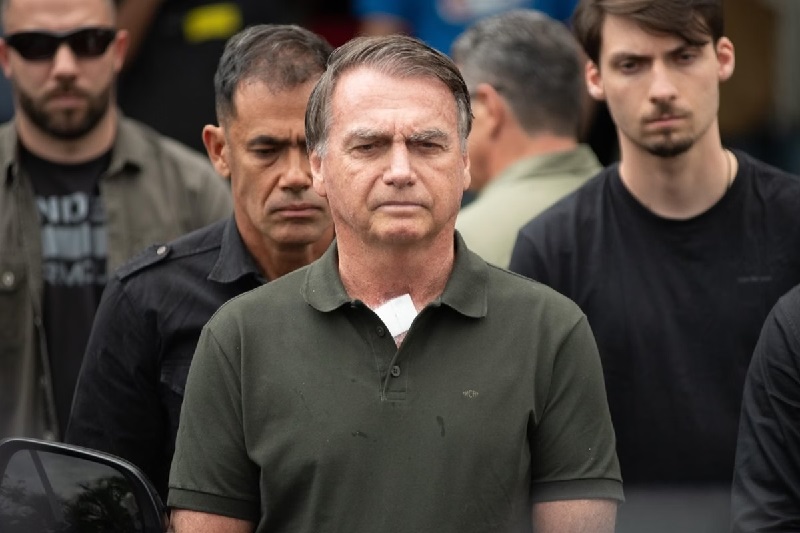 Moraes quer saber por que Bolsonaro não voltou “de imediato” para prisão domiciliar
