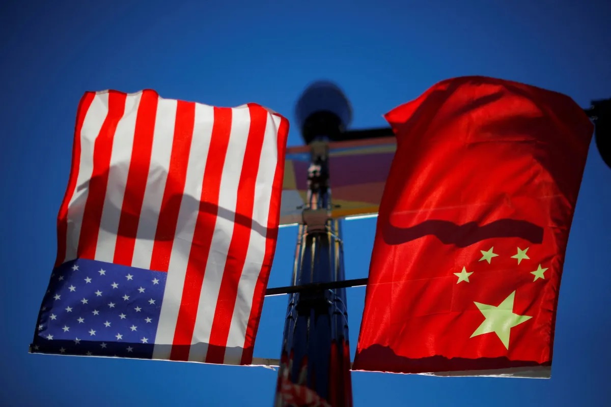 China acusa EUA de "intimidação" após ameaça tarifária sobre petróleo russo
