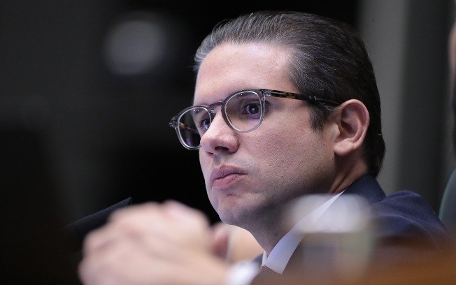 Desesperado, Hugo Motta anuncia votação da PEC da Blindagem para hoje

