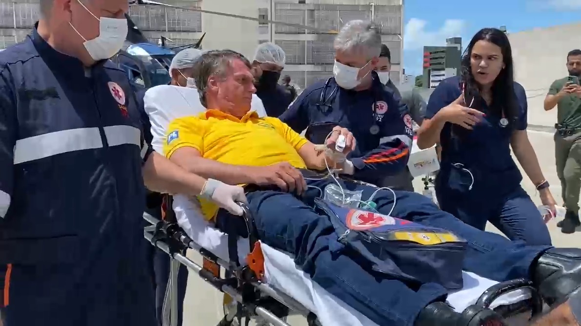 Jair Bolsonaro passa mal e é levado para hospital em Brasília
