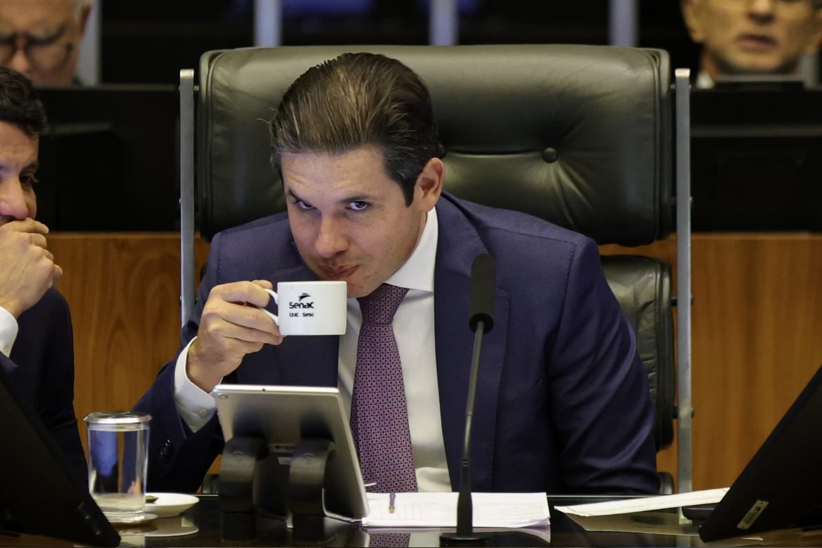 Motta avisa a líderes que vai pautar a urgência da anistia de Bolsonaro nesta quarta-feira, 17
