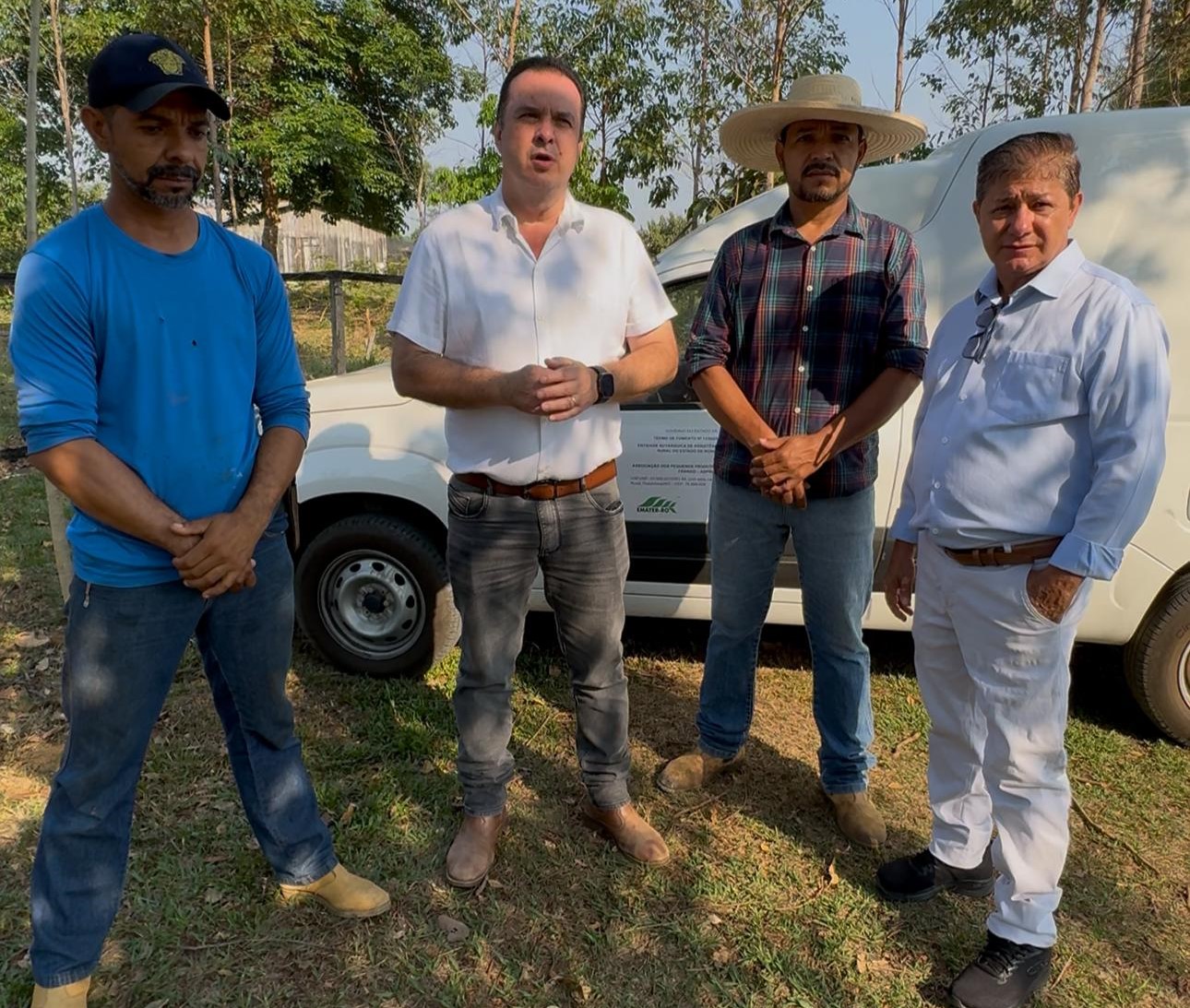Dr. Luís do Hospital entrega furgão para fortalecer associação rural em Theobroma
