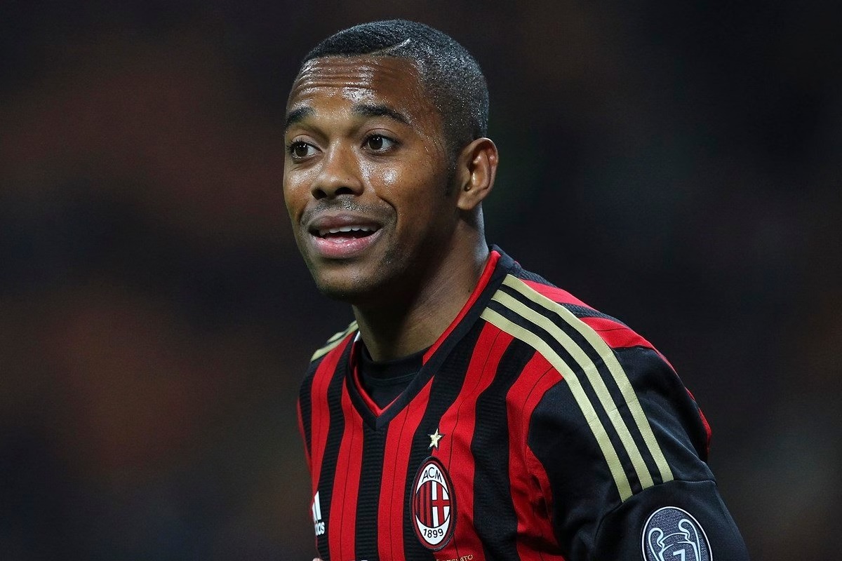 Ex-jogador Robinho é visto falando sozinho dentro do presídio Tremembé em SP
