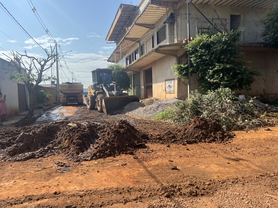 Prefeitura inicia limpeza e encascalhamento das ruas Aruanã e Jaraqui
