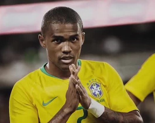 Ex-jogador da seleção, Douglas Costa tem prisão decretada por não pagar pensão alimentícia
