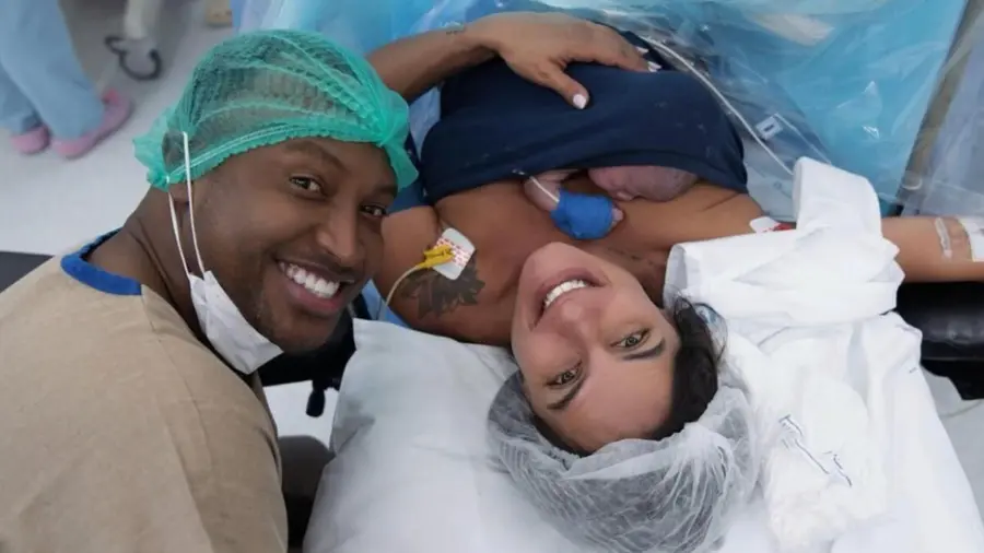 Nasce o pequeno Bento, primeiro filho do cantor Thiaguinho com Carol Peixinho
