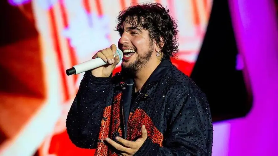 Cantor Nattanzinho recebe críticas nas redes sociais após pegar em parte íntima de fã
