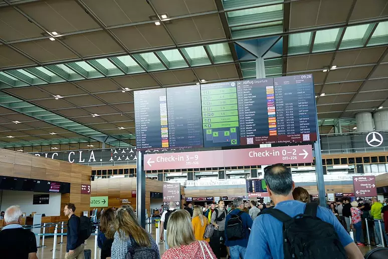Ataque cibernético interrompe sistemas de check-in nos principais aeroportos europeus
