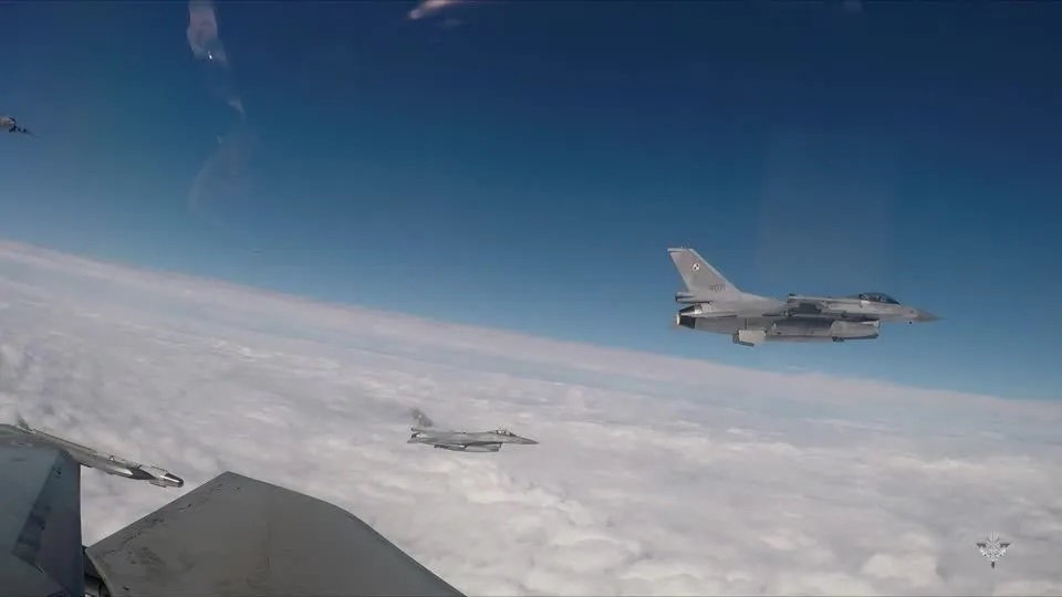 Polônia mobiliza aeronaves militares após Rússia lançar ataques à Ucrânia
