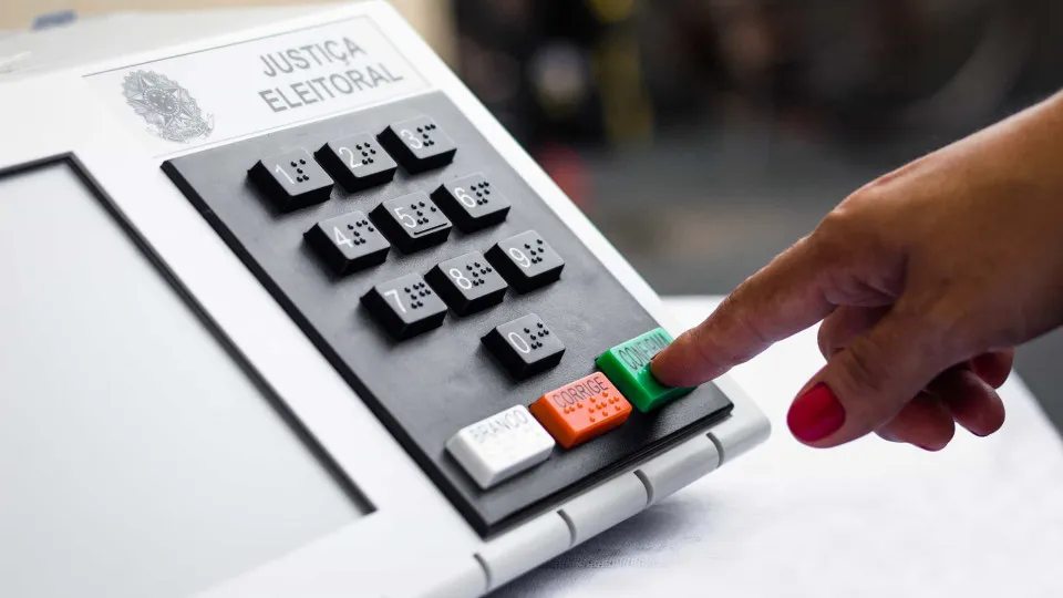 Brasil desconfia mais de informações sobre eleições do que outros países, diz estudo
