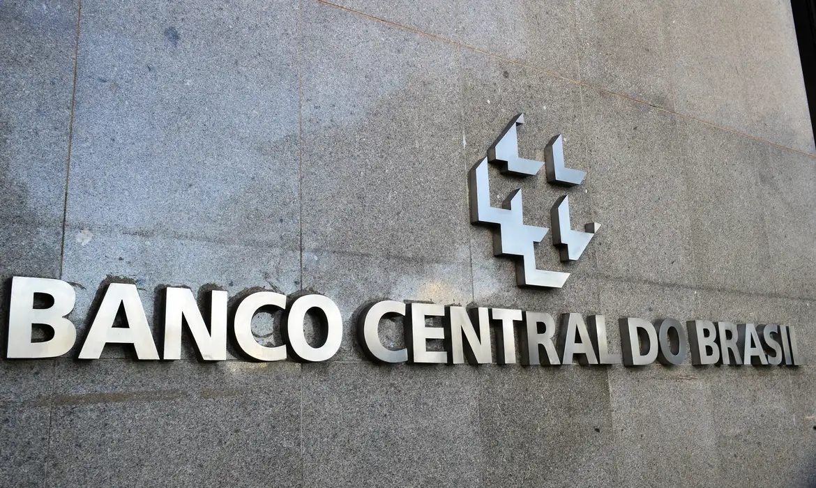 Projeções do mercado para inflação, PIB, Selic e dólar ficam estáveis
