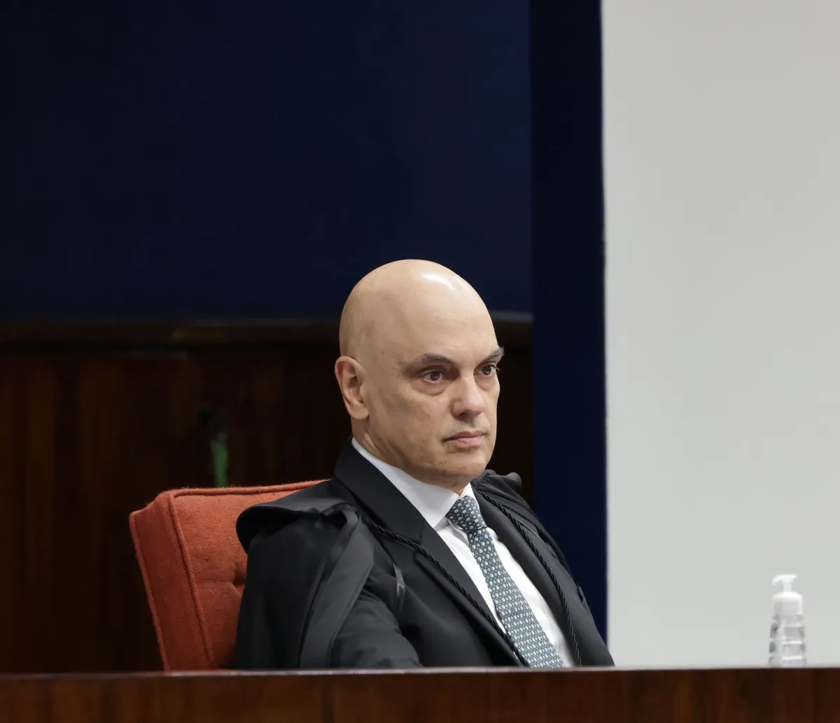 Moraes dá 15 dias para Eduardo e Figueiredo se manifestarem sobre denúncia
