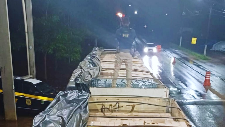 PRF apreende mais de 3.700 caixas de bebidas transportadas sem documentos em Ji-Paraná
