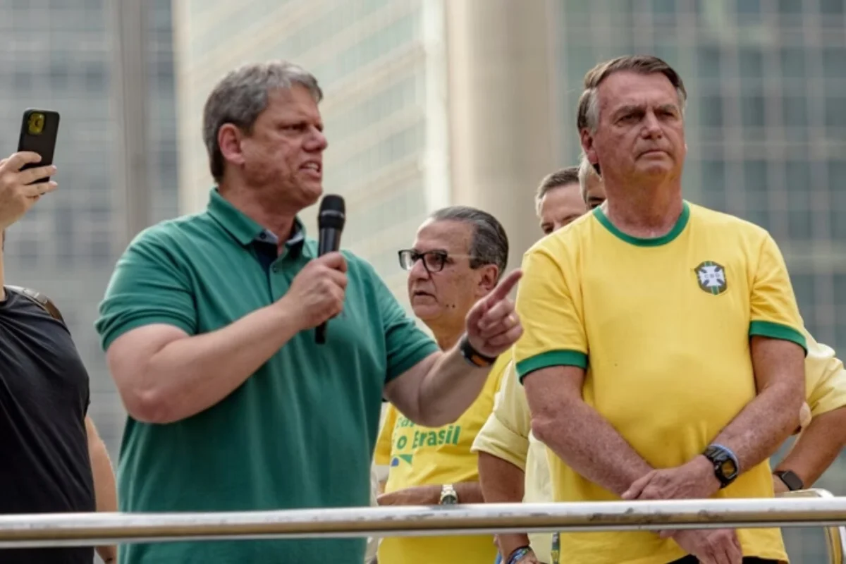 Jair Bolsonaro fecha apoio a Tarcísio de Freitas para eleição presidencial de 2026
