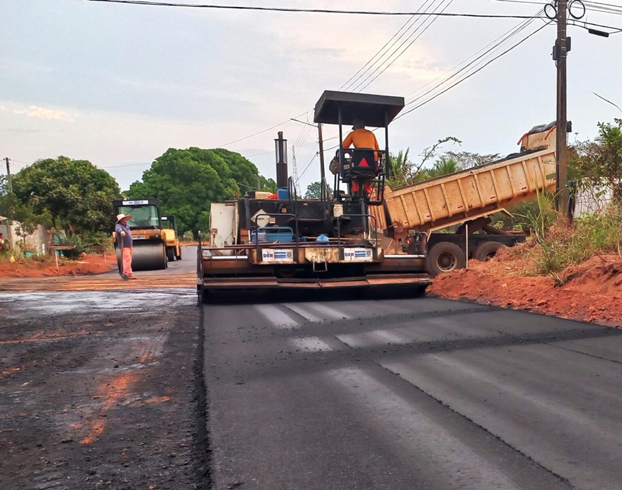 Município de Alvorada do Oeste recebe 700 metros de pavimentação asfáltica do governo de RO