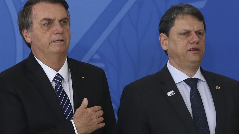 Em prisão domiciliar, Bolsonaro se irrita com falas de filho e manda recado dos EUA
