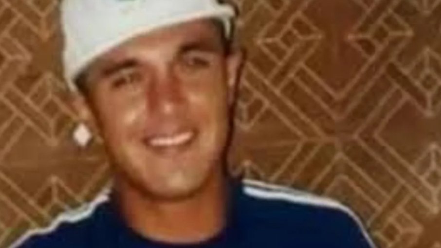 Jovem surge vivo em velório após família reconhecer corpo errado: "Tumulto e desespero"
