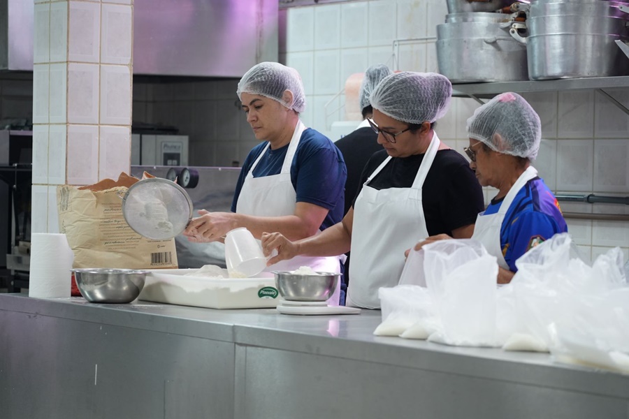 Maior bolo da região Norte está sendo preparado por mais de 60 voluntários e vai servir até 30 mil