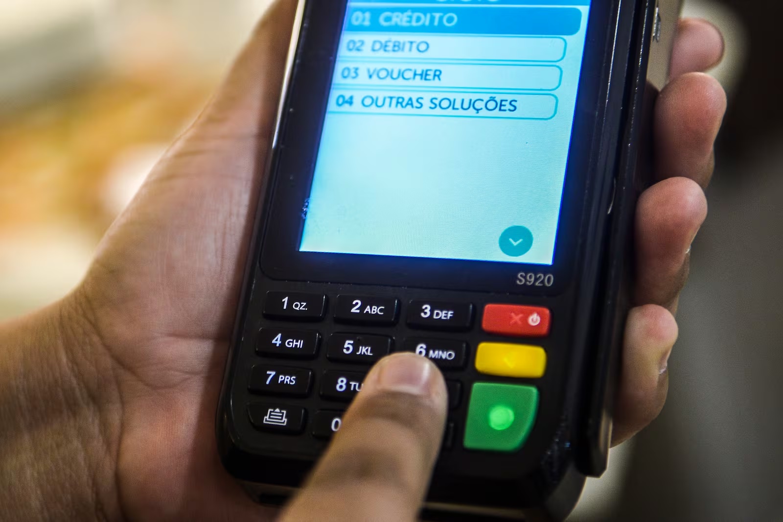 Juros do cartão de crédito sobem em agosto e atingem maior patamar para o mês desde 2016