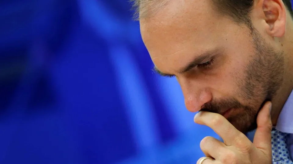 Moraes decide avançar com denúncia contra Eduardo Bolsonaro sem notificação pessoal
