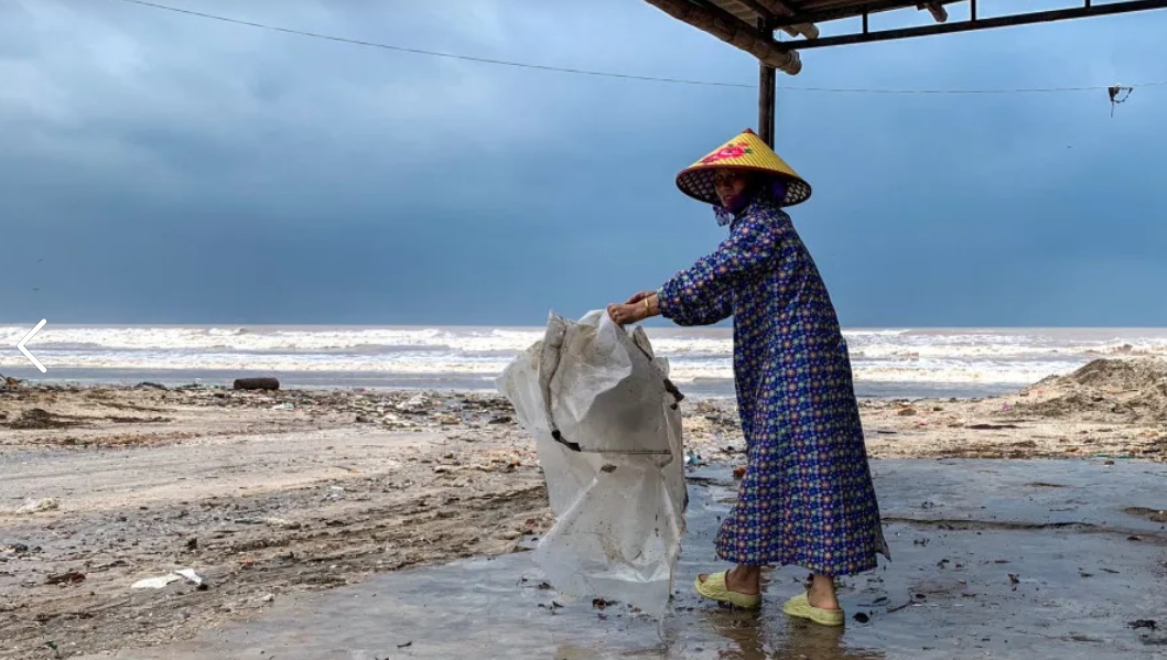 Tufão Bualoi faz 2 mortos e deixa 17 pescadores desaparecidos
