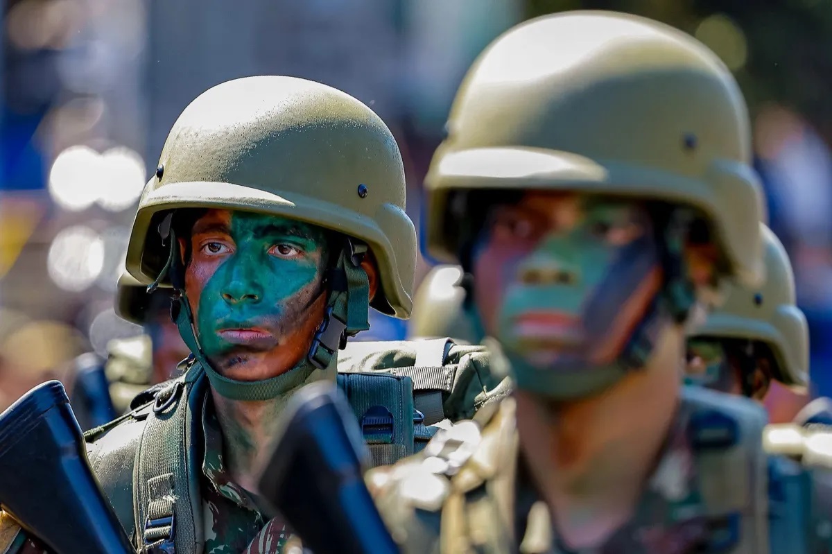 Com 10 mil militares, mísseis e blindados, Brasil faz treinamento de guerra na Amazônia
