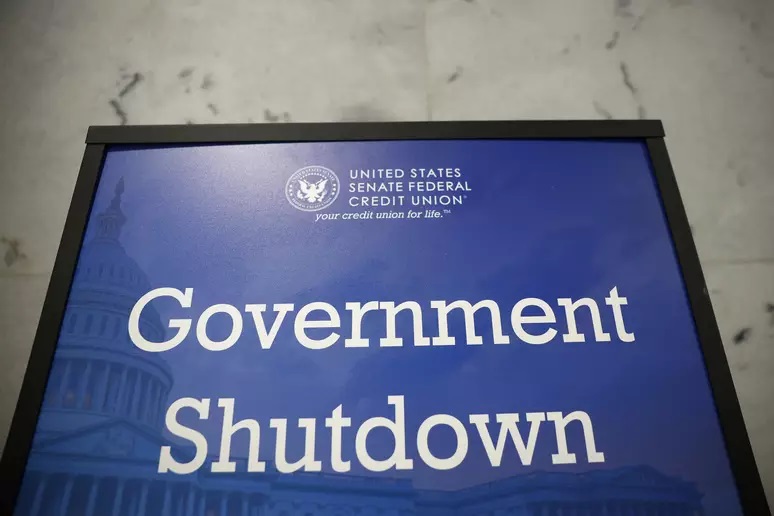 Paralisação do governo dos EUA começa em meio a divisão partidária em Washington