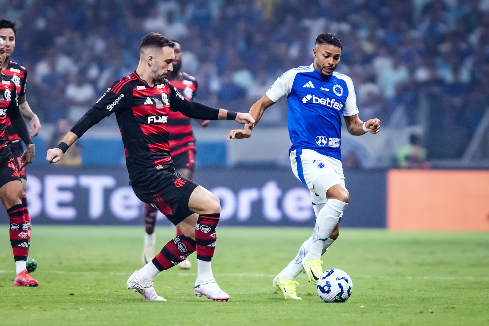 Flamengo e Cruzeiro se enfrentam em clima de ‘primeira decisão’ do título 
