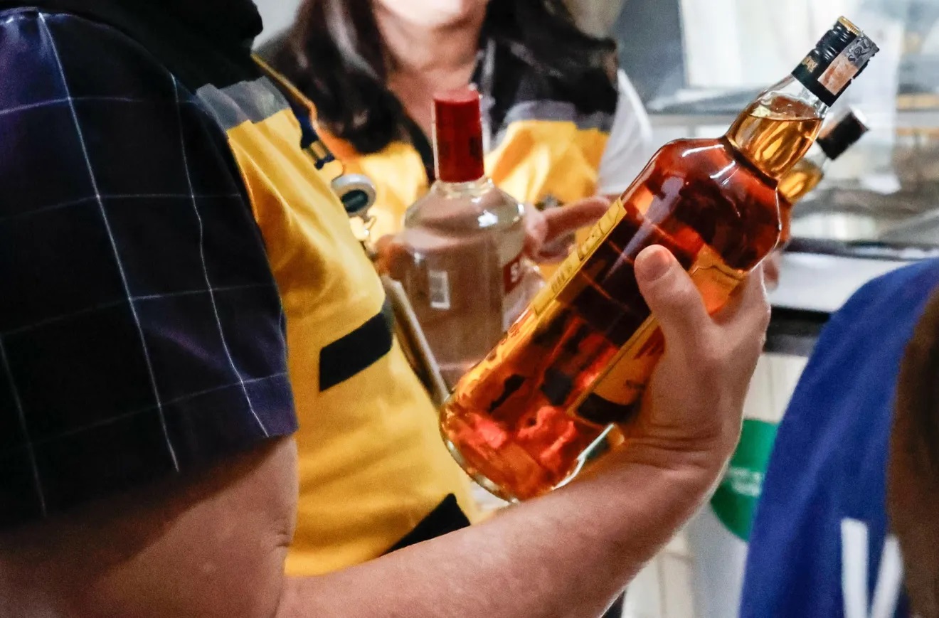 Brasil tem 11 casos confirmados e 48 suspeitos de bebidas batizada com metanol
