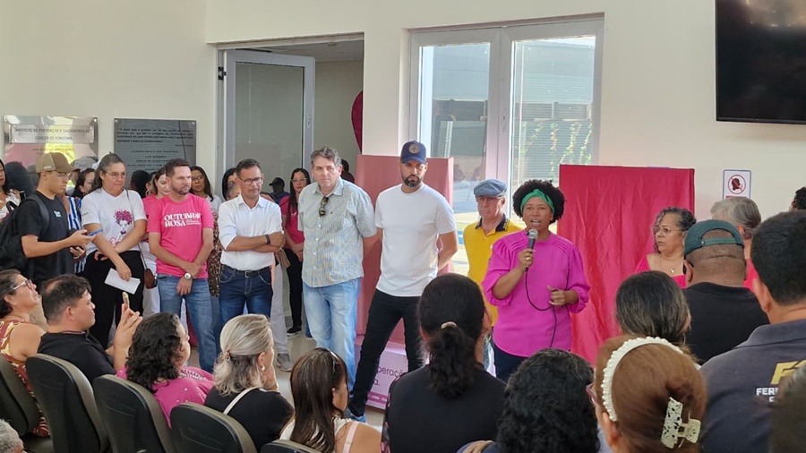 Sílvia Cristina destaca a exposição Histórias que Transformam Dor em Esperança, alusiva ao Outubro Rosa