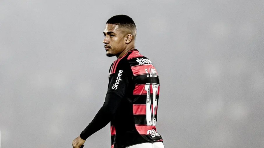 Jogador Samuel Lino é alvo de pichação na sede do Flamengo