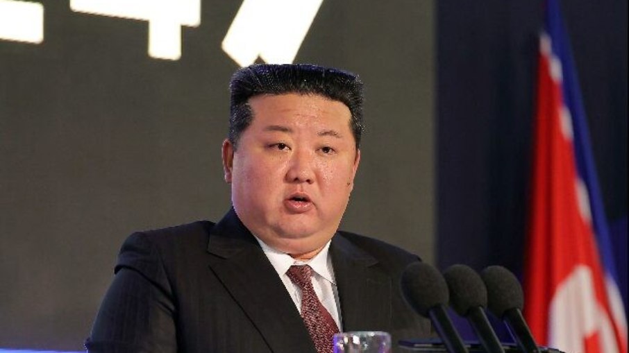 Líder da Coreia do Norte, Kim Jong-U visita navio projetado para "punir o inimigo"
