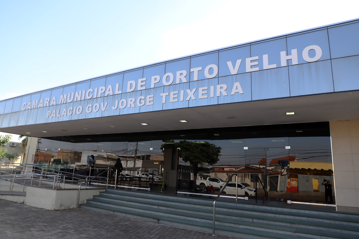 Vereadores derrubam nove vetos de Léo Moraes de uma só vez