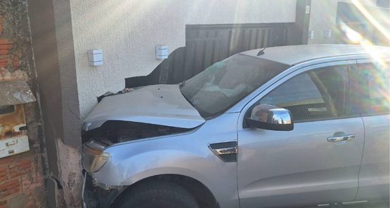 Caminhonete derruba muro de residência na zona Norte de Porto Velho