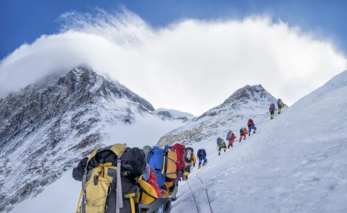 Mais de 200 pessoas continuam presas após nevasca atingir Monte Everest  no Tibete
