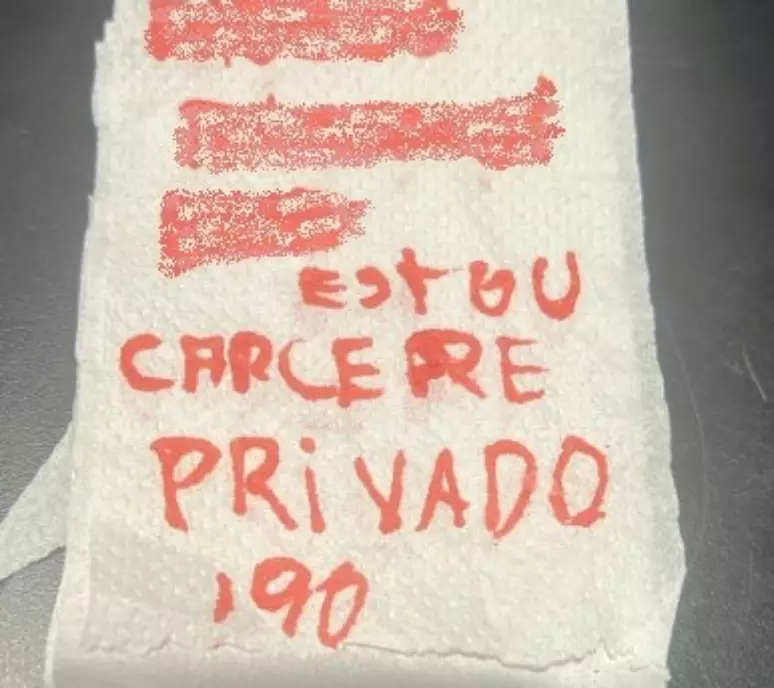 Mulher é resgatada após deixar mensagem em papel higiênico: 'Cárcere privado'
