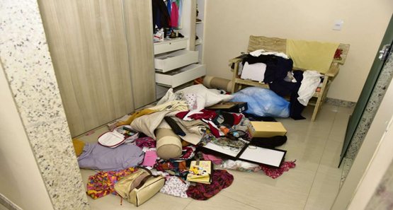 Criminosos invadem casa, rendem família e fogem com dois carros na capital