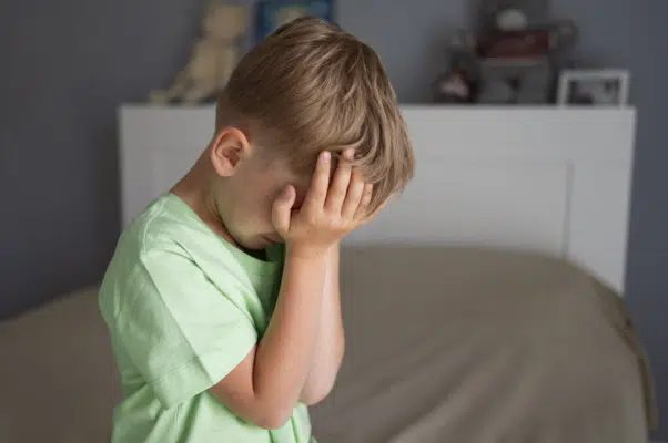Escola deve indenizar mãe de aluno autista vítima de maus-tratos
