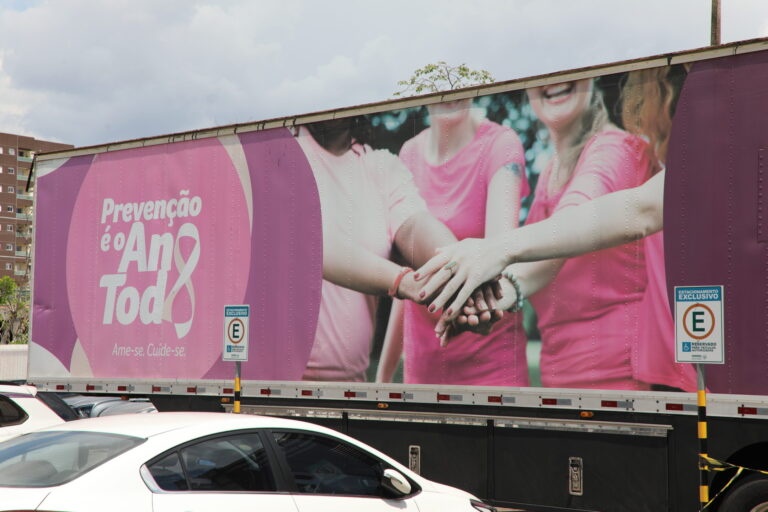 Ação do Outubro Rosa leva atendimentos e arte às servidoras do Palácio Rio Madeira