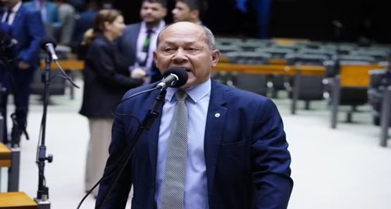 Aos gritos, Chrisóstomo vira motivo de piada na CPMI do INSS