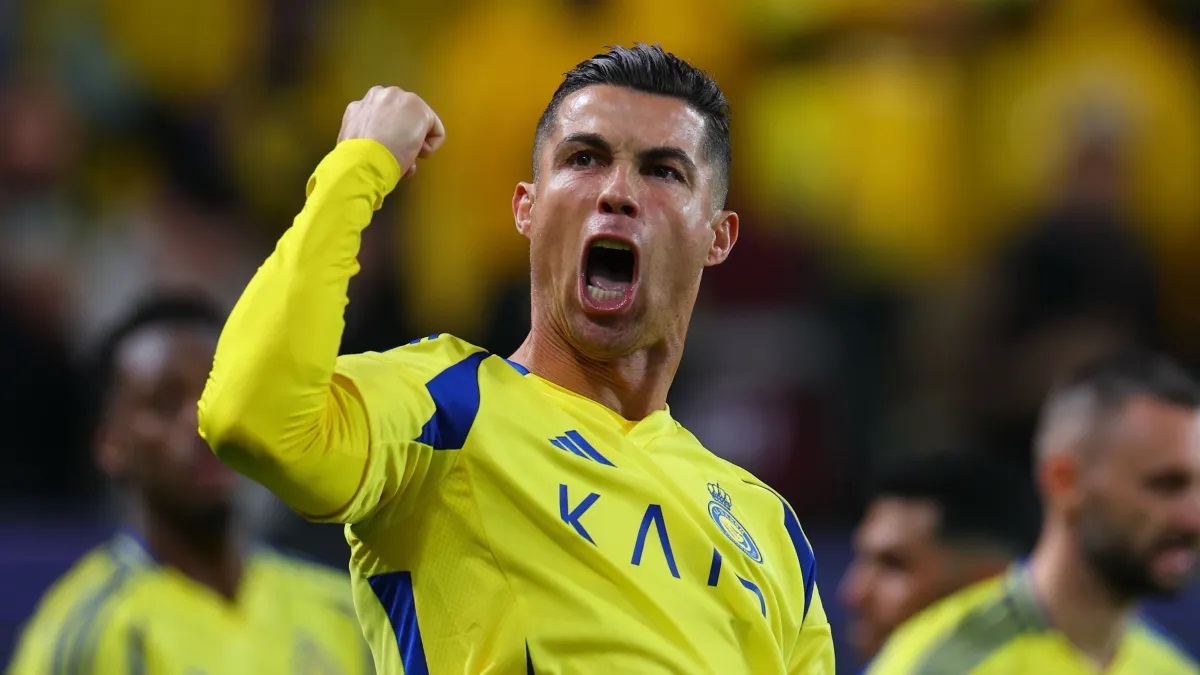 Cristiano Ronaldo se torna o primeiro bilionário do futebol após contrato

