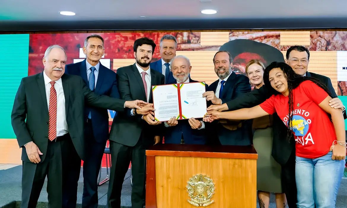 Lula sanciona gratuidade em conta de luz para famílias de baixa renda
