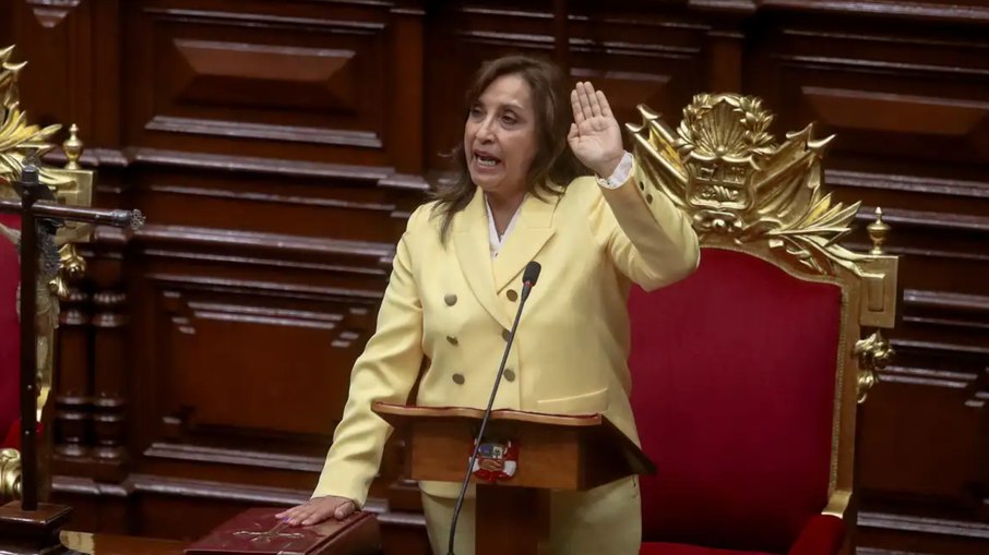 Congresso do Peru destitui presidente em meio à onda de violência e corrupção no país
