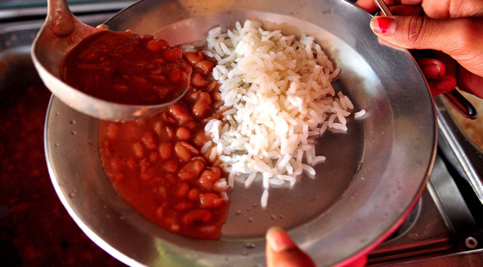 Insegurança alimentar cai para 24% no Brasil, mas ainda atinge quase 19 milhões de residências

