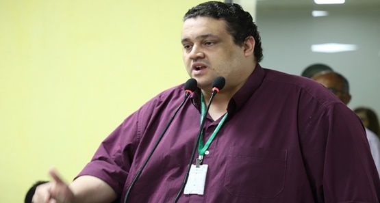 Vereador Thiago Tezzari é afastado com assessores por suspeita de rachadinha